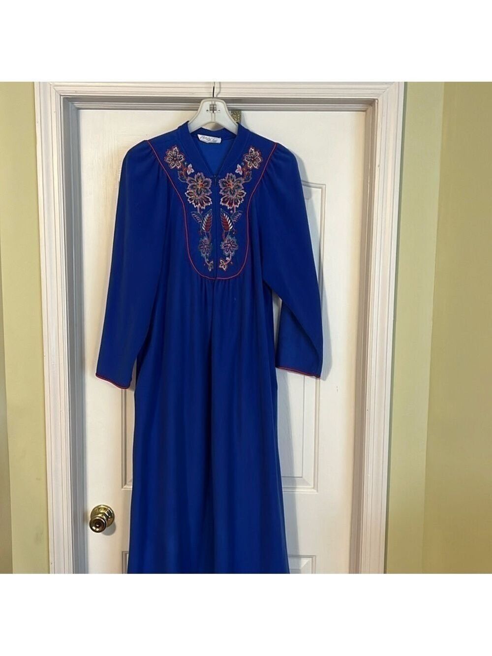 Vanity Fair vintage embroidered robe, full length, half zip front. Size M